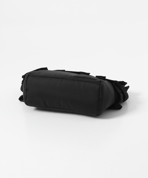 URBAN RESEARCH（アーバンリサーチ）の「GANNI　MINI SHOPPER RUFFLE（クラッチバッグ・レディース・BLACK・-）」の5枚目の写真