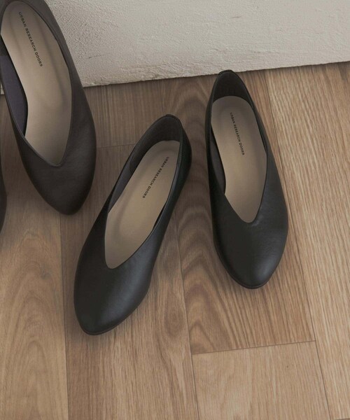 URBAN RESEARCH DOORS(アーバンリサーチドアーズ)の「Vカットパンプス(パンプス・レディース・BLACK/BROWN・35/36/37/38)」の4枚目の写真