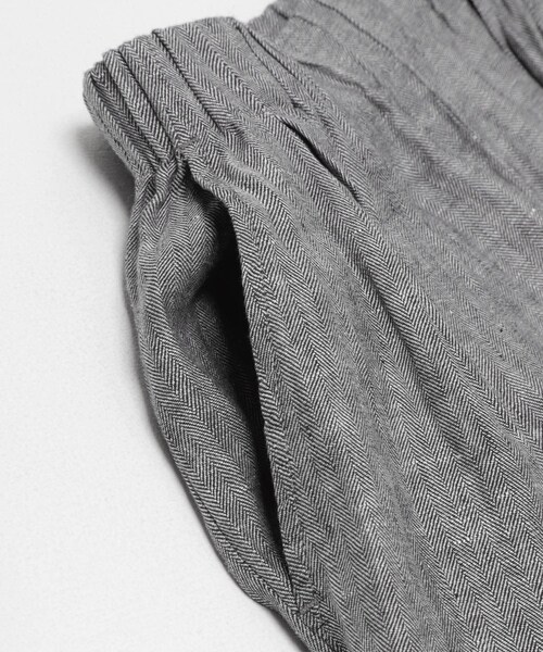 URBAN RESEARCH DOORS（アーバンリサーチドアーズ）の「ヘリンボーンリネンワイドギャザーパンツ（その他パンツ・レディース・CHARCOAL・S/M）」の7枚目の写真
