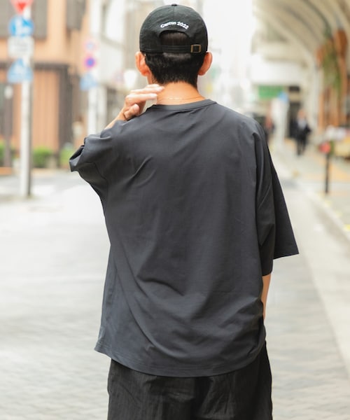 URBAN RESEARCH(アーバンリサーチ)の「Wide Dad BREEZY TECH SHORT-SLEEVE T-SHIRTS(Tシャツ/カットソー・メンズ・D.NAVY/BLACK/CHARCOAL・1/2)」の22枚目の写真
