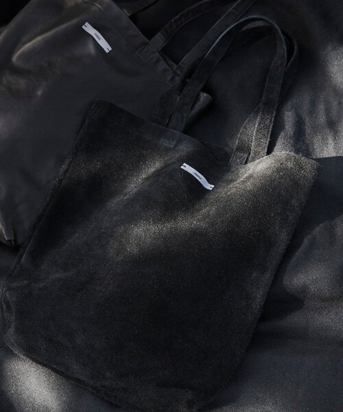 URBAN RESEARCH（アーバンリサーチ）の「AWAK　TOTE-suede（トートバッグ・メンズ・BLK－B/BLK－W・One）」の2枚目の写真