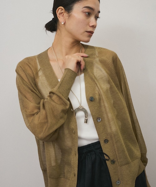 ADAM ET ROPE'（アダムエロペ）の「ブライトラメVネックシアーカーディガン［一部WEB限定カラー・手洗い可能］（カーディガン/ボレロ・レディース・ブラック/グレー/ピンク/ゴールド/シルバー/ライトグレー・F）」の10枚目の写真