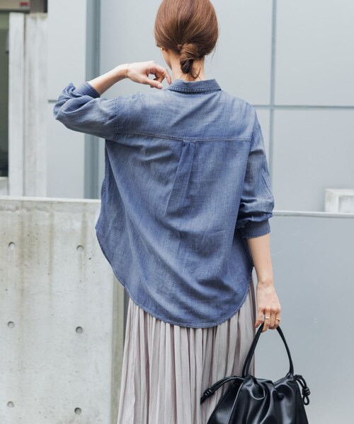 URBAN RESEARCH DOORS(アーバンリサーチドアーズ)の「シアーデニムシャツ(シャツ/ブラウス・レディース・INDIGO/BLACK・Free)」の22枚目の写真