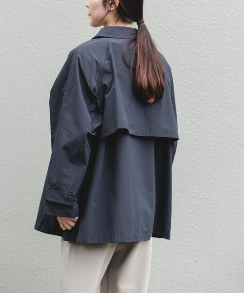 URBAN RESEARCH DOORS(アーバンリサーチドアーズ)の「FORK&SPOON ステンカラーテントコート(ステンカラーコート・レディース・BEIGE/NAVY・1)」の16枚目の写真