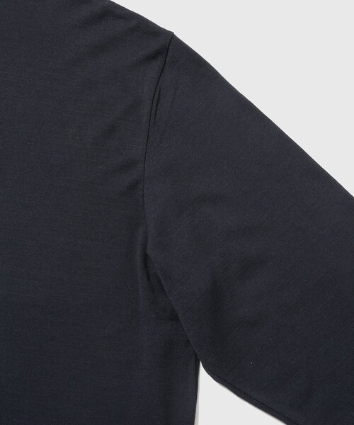 ADAM ET ROPE'(アダムエロペ)の「【NIKKE】ウール天竺 ロングスリーブ ニットT(Tシャツ/カットソー・メンズ・ブラック/ネイビー・L/M)」の16枚目の写真
