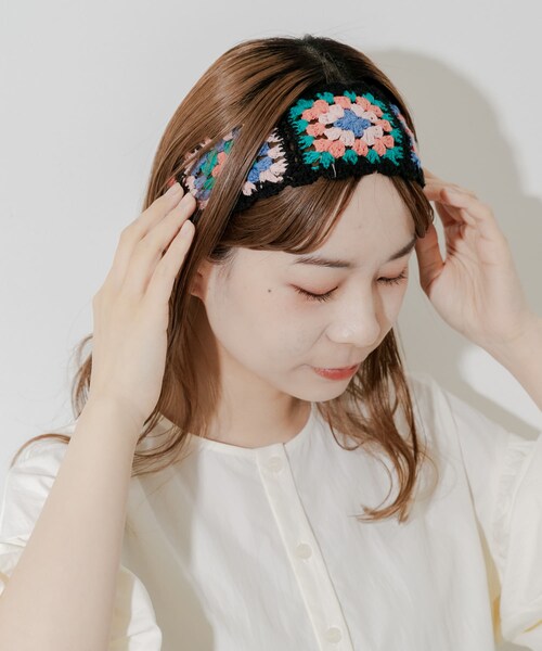 SMELLY（スメリー）の「クロシェフラワーヘアバンド（ヘアバンド・レディース・BLK・-）」の2枚目の写真