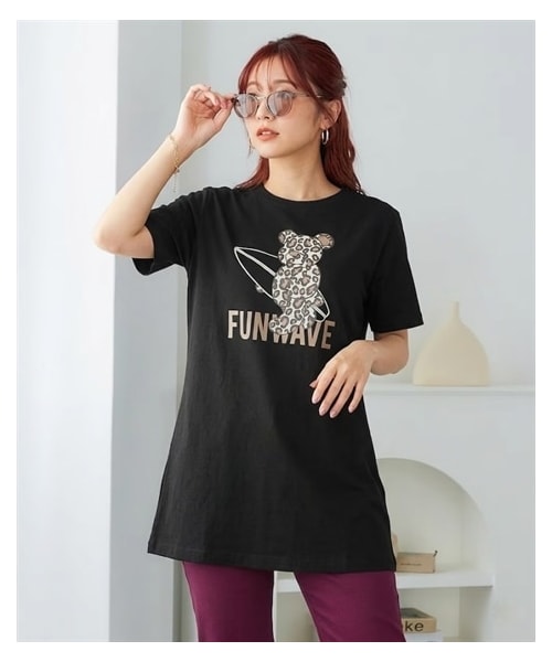 nissen（ニッセン）の「大きいサイズ　【ひんやりコットン】綿１００％ＡラインプリントチュニックＴシャツ（接触冷感・UVカット）（チュニック・レディース・黒(フォトフラワー)/ねこ:セージグリーン/くま:黒/シンプルロゴ:モカベージュ/アメカジ:ネイビー/オーシャン:ネイビー/ドーナツ:オートミール/バンダナ:カーキ/スニーカー:クリーム/フォト風景:チャコールグレー/黒(グラフィック)/オフホワイト(ネコ)/チャコール(モノクロスィーツ)/ネイビー(ハワイ)/グレージュ(ロゴ)(新色)/アイボリー(花瓶)/ミント(鳥)/ピンク(パンダ)/カーキ(サークルロゴ)・L/LL/3L/4L/5L/6L/8L/10L）」の3枚目の写真
