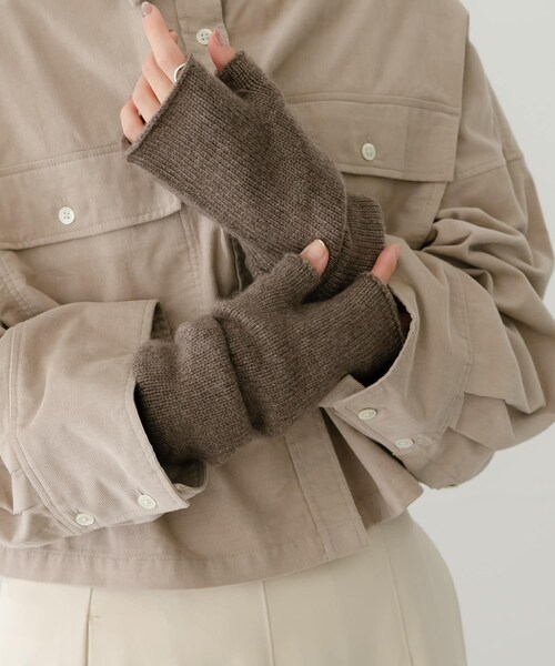 URBAN RESEARCH（アーバンリサーチ）の「カシミヤアームウォーマー（ベルト・レディース・WHITE/BROWN/CHARCOAL・FREE）」の17枚目の写真