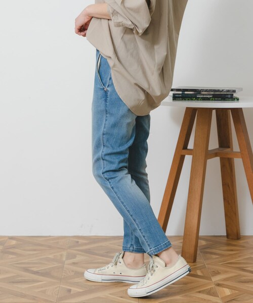 URBAN RESEARCH Sonny Label（アーバンリサーチサニーレーベル）の「MONAME　NEW RELAX TAPERED（デニムパンツ・レディース・LIGHTBLUE・XS/S/M）」の5枚目の写真
