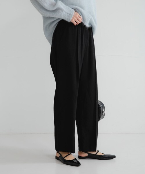URBAN RESEARCH(アーバンリサーチ)の「『34サイズ/低身長向けも展開』 ポプリンイージーテーパードパンツ(その他パンツ・レディース・BEIGE/KHAKI GRAY/BLACK・34/36/38/40)」の1枚目の写真