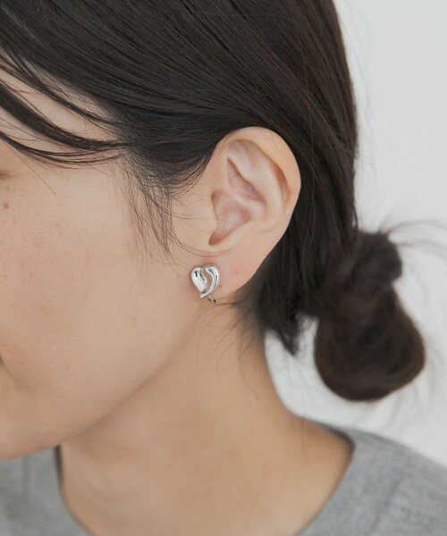 URBAN RESEARCH DOORS(アーバンリサーチドアーズ)の「ハートモチーフイヤリング(イヤリング・レディース・GOLD/SILVER・one)」の1枚目の写真