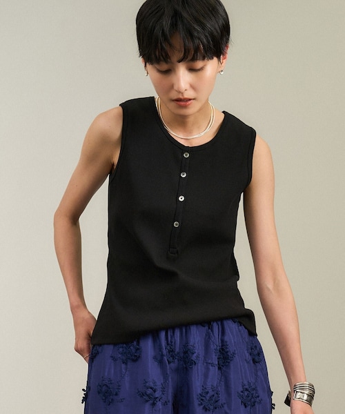 ADAM ET ROPE'（アダムエロペ）の「【WEB限定】プリマベールリブヘンリーネックノースリーブプルオーバー［UVケア・洗える］（タンクトップ・レディース・ブラック/チャコール/オフホワイト・F）」の12枚目の写真