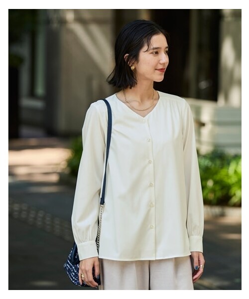 nissen（ニッセン）の「大きいサイズフロントボタンブラウス(あったか裏地付)（シャツ/ブラウス・レディース・オフホワイト/シトロンイエロー/ネイビー・L/LL/3L/4L/5L/6L/8L/10L）」の2枚目の写真