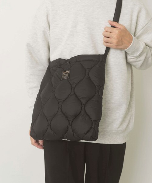 ITEMS URBANRESEARCH(アイテムズ アーバンリサーチ)の「TAION Cross Body Down Bag -M(ショルダーバッグ・メンズ・BLK/G.BEIGE/D.OLIVE/D.NAVY/PAINT CAMO・-)」の8枚目の写真