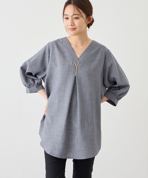 Jayro(ジャイロ)の「ゴールドパーツ付きスキッパーブラウス(シャツ/ブラウス・レディース・ブラック/グレー/ネイビー/ブルー/ブルー系/オレンジ/イエロー系・F)」の3枚目の写真