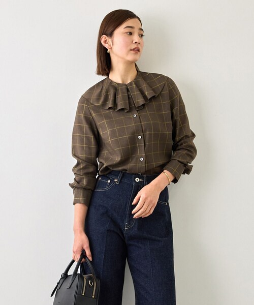 ROPE'(ロペ)の「【J'aDoRe・一部店舗限定サイズ】ラメチェックフリルカラーブラウス/セットアップ対応・イージーケア(シャツ/ブラウス・レディース・ブラウン系・36/38)」の9枚目の写真