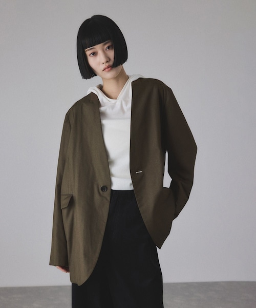 ADAM ET ROPE'（アダムエロペ）の「LIMONTAノーカラーダウンジャケット（ダウンジャケット/コート・レディース・ブラック/カーキ・F）」の2枚目の写真