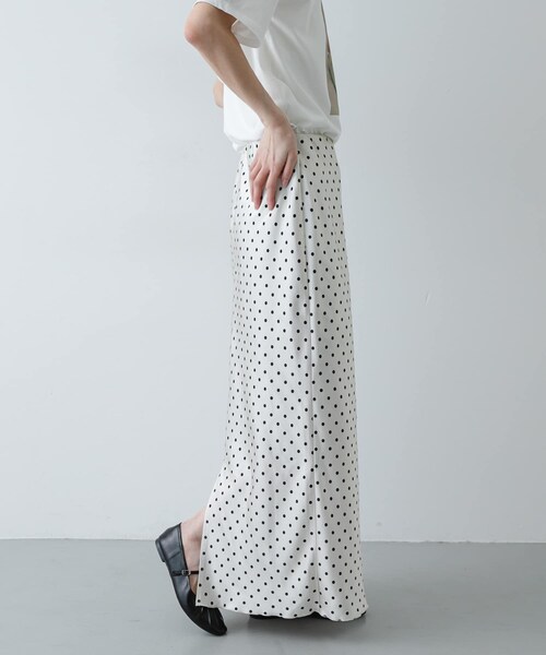 SENSE OF PLACE by URBAN RESEARCH(センスオブプレイスバイアーバンリサーチ)の「サテンアイラインスカート(スカート・レディース・IVORY/BLACK/CHARCOAL/IVO×BLK/BLK×WHT/BEG×WHT・S/M/TALL)」の20枚目の写真