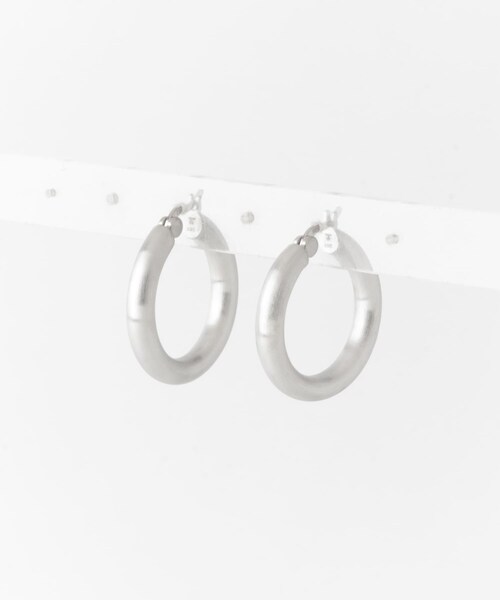 URBAN RESEARCH(アーバンリサーチ)の「TOM WOOD Hoops ThickSatin Medium(ピアス(両耳用)・レディース・Silver 925・FREE)」の3枚目の写真