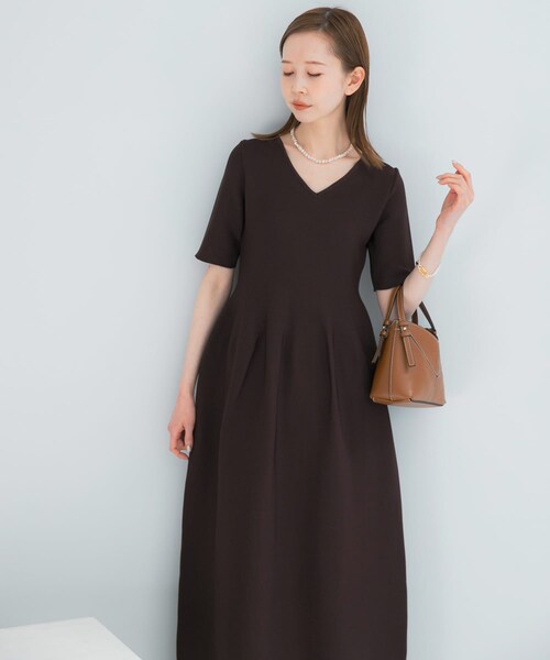 URBAN RESEARCH ROSSO（アーバンリサーチロッソ）の「『一部WEB限定カラー』フォルムニットVネックワンピース（ワンピース・レディース・BLACK/BROWN/RED・36/38）」の18枚目の写真