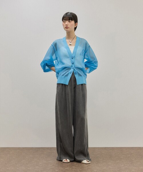 ADAM ET ROPE'(アダムエロペ)の「【サステナブル】シアーロゴカーディガン(カーディガン/ボレロ・レディース・ブラック/ホワイト/ブルー系・F)」の6枚目の写真