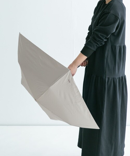 URBAN RESEARCH Sonny Label（アーバンリサーチサニーレーベル）の「Wpc.　晴雨兼用超軽量ソリッドミニ（長傘・レディース・ベージュ/オフ/ブラック・one）」の9枚目の写真