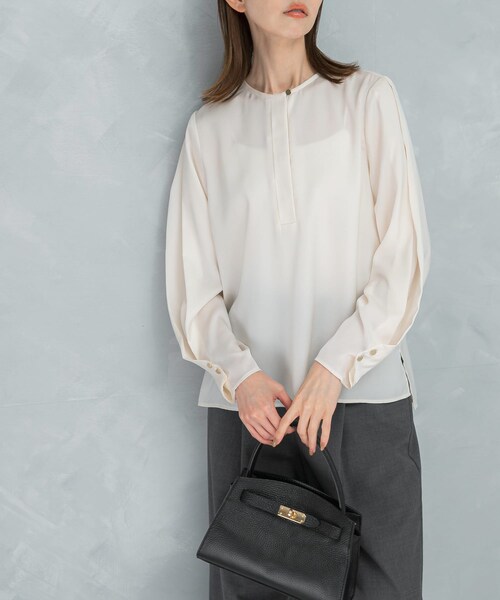 URBAN RESEARCH ROSSO（アーバンリサーチロッソ）の「ピーチサテンデザインスリーブブラウス（シャツ/ブラウス・レディース・OFF WHITE/CHARCOAL・Free）」の3枚目の写真