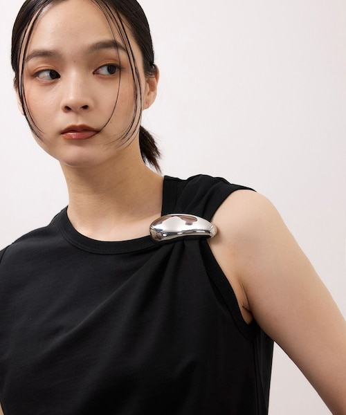 ADAM ET ROPE'（アダムエロペ）の「ブローチ付ノースリーブトップス（タンクトップ・レディース・ブラック/キナリ・F）」の2枚目の写真
