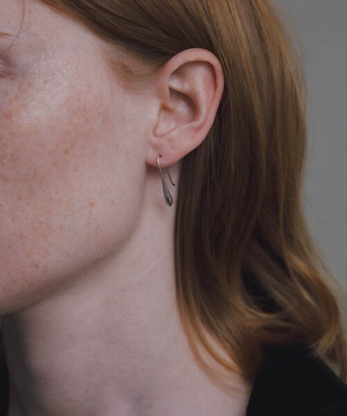 URBAN RESEARCH(アーバンリサーチ)の「decor『デコール』 DropHook Pierce(ピアス(両耳用)・レディース・SILVER・-)」の1枚目の写真