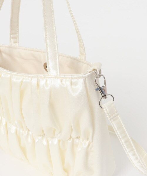 KBF（ケイビーエフ）の「サテンギャザーハンドBAG（ハンドバッグ・レディース・IVORY/BLUE/PINK・one）」の11枚目の写真
