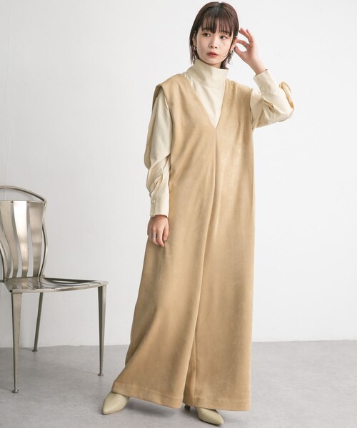 KBF（ケイビーエフ）の「ショルダータックスエードサロペット（サロペット/オーバーオール・レディース・BEIGE/BLACK・36/38）」の3枚目の写真
