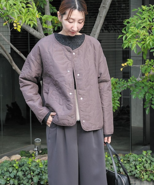 ITEMS URBANRESEARCH(アイテムズ アーバンリサーチ)の「ノーカラー中綿ブルゾン(ノーカラージャケット・レディース・BLK/BEG/BRN・FREE)」の2枚目の写真