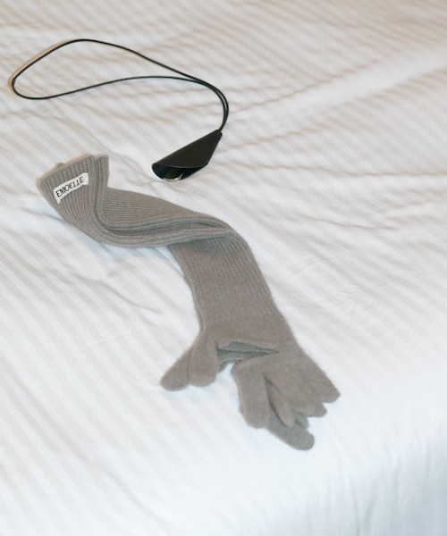 ADAM ET ROPE'（アダムエロペ）の「【EMOELLE】カシミヤロングニットグローブ（手袋・レディース・グレー系/オフホワイト/ベージュ系・F）」の8枚目の写真