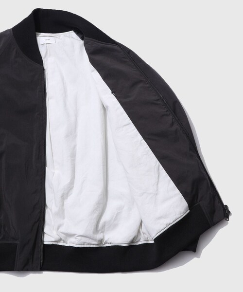ADAM ET ROPE'(アダムエロペ)の「【ATON/エイトン】FIBRIL NYLON SATIN FLIGHT JACKET(その他アウター・メンズ・ブラック系・4/6)」の11枚目の写真