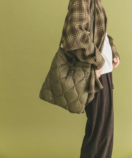 ITEMS URBANRESEARCH(アイテムズ アーバンリサーチ)の「TAION Cross Body Down Bag -M(ショルダーバッグ・メンズ・BLK/G.BEIGE/D.OLIVE/D.NAVY/PAINT CAMO・-)」の3枚目の写真