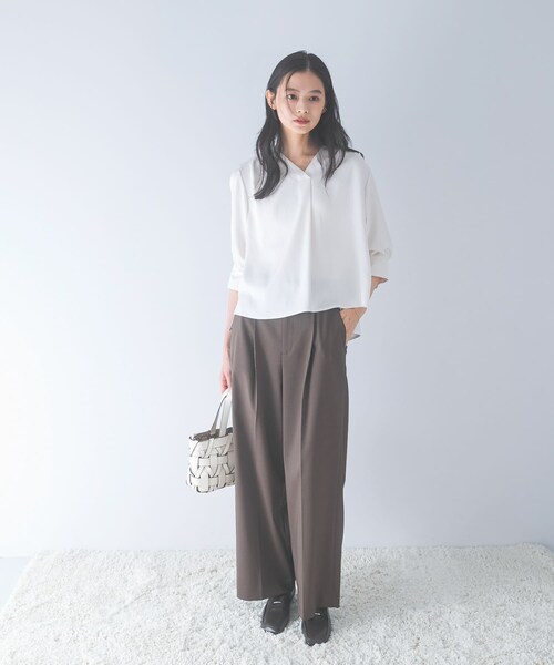 URBAN RESEARCH ROSSO（アーバンリサーチロッソ）の「シルキーツイルVネックブラウス（シャツ/ブラウス・レディース・OFF/MINT/NAVY・Free）」の8枚目の写真