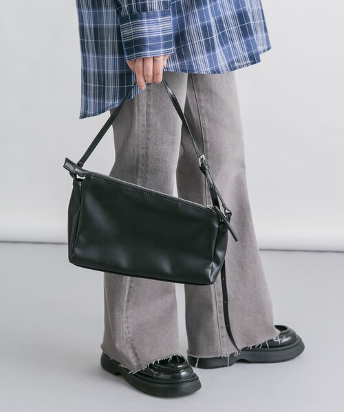 KBF（ケイビーエフ）の「アシンメトリースリムショルダーBAG（ショルダーバッグ・レディース・BLACK/IVORY/CAMEL・one）」の2枚目の写真