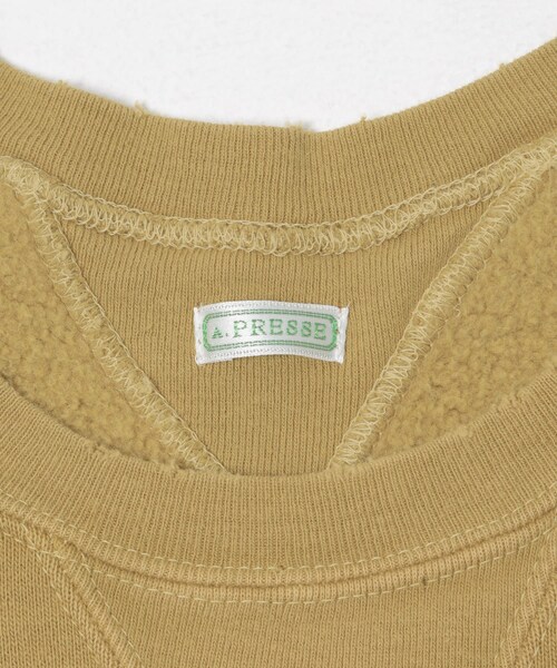 URBAN RESEARCH(アーバンリサーチ)の「A PRESSE Vintage Double V Sweatshirt(スウェット・メンズ・BLACK/GOLD・2/3)」の14枚目の写真