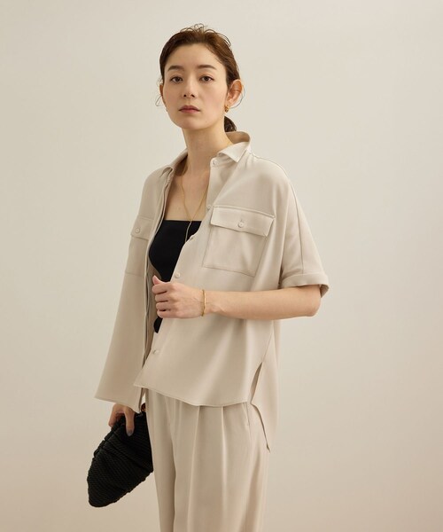 ROPE'（ロペ）の「【洗える・カセット服】バックサテン ドルマンブラウス/お仕事・通勤・セットアップ対応（シャツ/ブラウス・レディース・ベージュ/ネイビー/ネイビー系・36/38）」の21枚目の写真