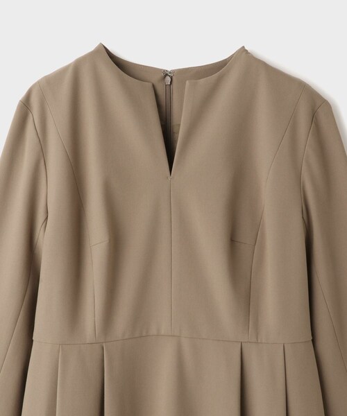 ROPE'（ロペ）の「【一部店舗限定】【REALM（レルム）】SLASH-NECK DRESS｜ドレス（ドレス・レディース・ブラウン系/ブラック・36/38）」の20枚目の写真