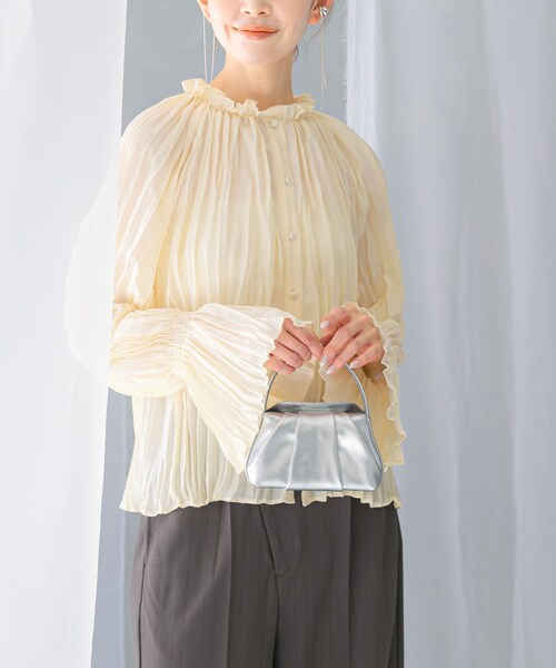 URBAN RESEARCH ROSSO（アーバンリサーチロッソ）の「2WAYプリーツブラウス（シャツ/ブラウス・レディース・OFF WHITE/BLUE/BLACK・FREE）」の13枚目の写真