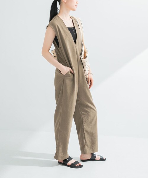 URBAN RESEARCH（アーバンリサーチ）の「『2サイズ展開』リネンライク深Vネックオールインワン（サロペット/オーバーオール・レディース・KHAKI/BLACK・36/38）」の21枚目の写真