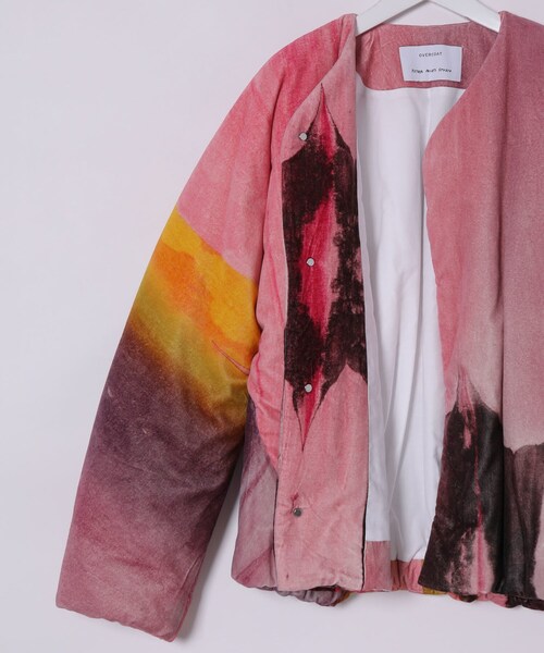 ADAM ET ROPE'（アダムエロペ）の「MENS【OVERCOAT】DOLMAN SLEEVE PUFFER JACKET WITH BATTING IN PRINTED VELVET（ノーカラージャケット・メンズ・パープル系・1/2）」の8枚目の写真