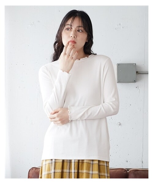 nissen（ニッセン）の「大きいサイズ　重ね着に便利！ＵＶカットメローフリル使いリブトップス（Tシャツ/カットソー・レディース・オフホワイト/セージグリーン/黒/ベイクドピンク/杢グレー/ベイクドオレンジ/モカ/ラベンダー/ソフトピンク・L/LL/3L/4L/5L/6L/8L/10L）」の6枚目の写真