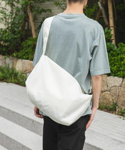 URBAN RESEARCH DOORS（アーバンリサーチドアーズ）の「『別注』YAKPAK×DOORS　SHOULDER BAG M（ショルダーバッグ・メンズ・BLACK/CHARCOAL/BROWN/WHITE・-）」の6枚目の写真