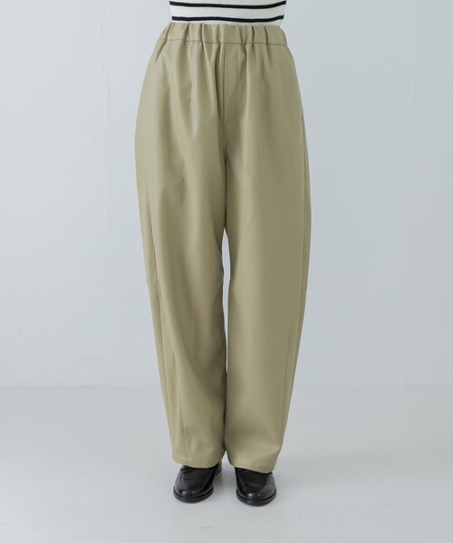 URBAN RESEARCH(アーバンリサーチ)の「レザーライクコクーンパンツ(その他パンツ・レディース・BLACK/BEIGE・FREE)」の21枚目の写真