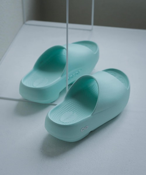 URBAN RESEARCH DOORS(アーバンリサーチドアーズ)の「OOFOS OOAHH+(サンダル・メンズ・BLACK/CHALK/MINT・26/27/28/29)」の3枚目の写真