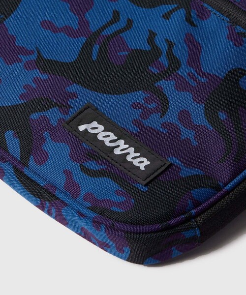 ADAM ET ROPE'（アダムエロペ）の「【by Parra/バイ・パラ】Purple camo beast laptop sleeve（ポーチ・メンズ・ブルー系・M）」の4枚目の写真