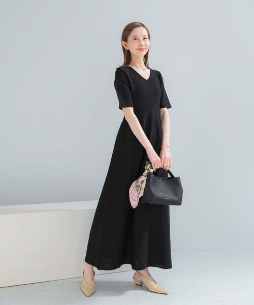 URBAN RESEARCH ROSSO（アーバンリサーチロッソ）の「『一部WEB限定カラー』フォルムニットVネックワンピース（ワンピース・レディース・BLACK/BROWN/RED・36/38）」の7枚目の写真