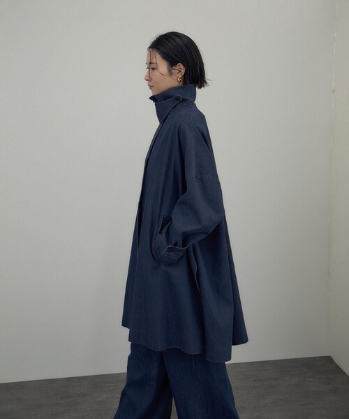 ADAM ET ROPE'(アダムエロペ)の「デニムテントシルエットステンカラーコート(ステンカラーコート・レディース・ネイビー系・F)」の4枚目の写真